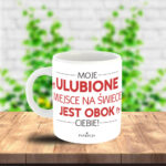 Kubek - Moje ulubione miejsce na świecie jest obok Ciebie [imię]