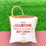 Poduszka - Moje ulubione miejsce na świecie jest obok Ciebie [imię]