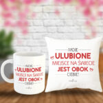 Poduszka i Kubek - Moje ulubione miejsce na świecie jest obok Ciebie [imię]