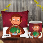 Poduszka i kubek świąteczny prezent dla fana bajki George Małpka