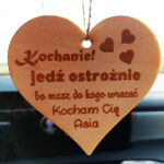 Drewniana zawieszka do samochodu na prezent dla drugiej połówki