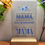 Personalizowany stand akrylowy na drewnianej podstawce prezent dla mamy