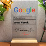 Personalizowany stand akrylowy na drewnianej podstawce prezent dla mamy
