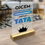 Statuetka z napisem na szkle na drewnianej podstawce na Dzień Ojca