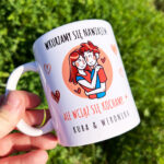 Kubek z nadrukiem Wkurzamy się nawzajem, ale wciąż się kochamy prezent na Dzień Chłopaka