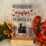 Szklana statuetka z nadrukiem na drewnianej podstawce prezent na Dzień Chłopaka