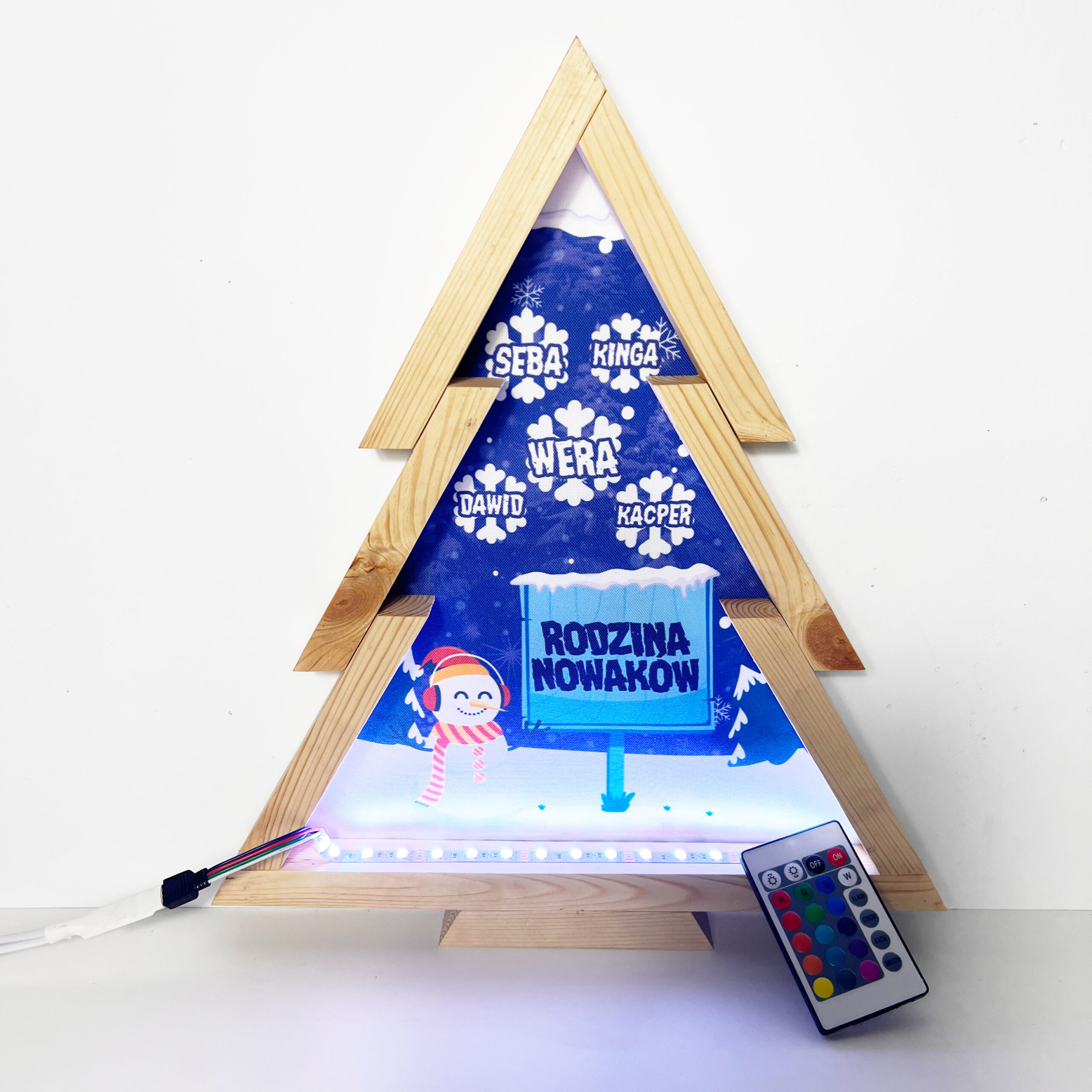 1 Drewniana personalizowana świecąca choinka z imionami rodziny - obrazek 1