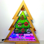 Drewniana personalizowana świecąca choinka z imionami rodziny