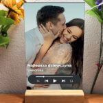 Szklana statuetka na drewnianej podstawce na dzień kobiet z zdjęciem