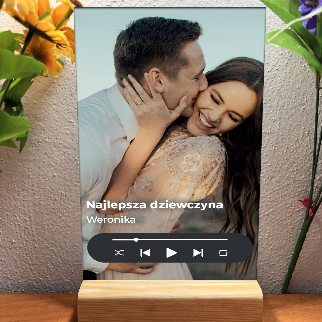 strona1 Szklana statuetka na drewnianej podstawce na dzień kobiet z zdjęciem - obrazek 1