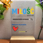 Szklana statuetka na drewnianej podstawce na dzień kobiet