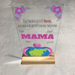 Szklana statuetka na drewnianej podstawce personalizowana na Dzień Mamy