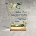 Szklana statuetka na drewnianej podstawce personalizowana na Dzień Mamy