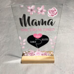 Szklana statuetka na drewnianej podstawce personalizowana na Dzień Mamy