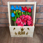 Drewniane nosidło na kwiaty z napisem na Dzień Mamy