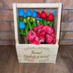 Drewniane nosidło na kwiaty z napisem na Dzień Mamy