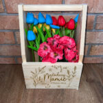 Drewniane nosidło na kwiaty z napisem na Dzień Mamy