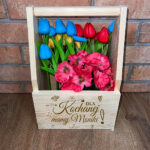 Drewniane nosidło na kwiaty z napisem na Dzień Mamy