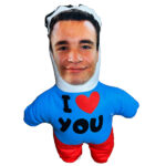 Poduszko-maskotka z twarzą chłopaka