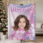 Personalizowany koc z twarzą i imieniem dziecka dla fanki Barbie