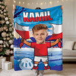 Personalizowany koc z twarzą i imieniem dziecka dla fana piłki nożnej
