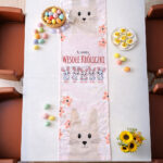 Personalizowany wielkanocny bieżnik na stół - Tu siedzą wesołe króliczki